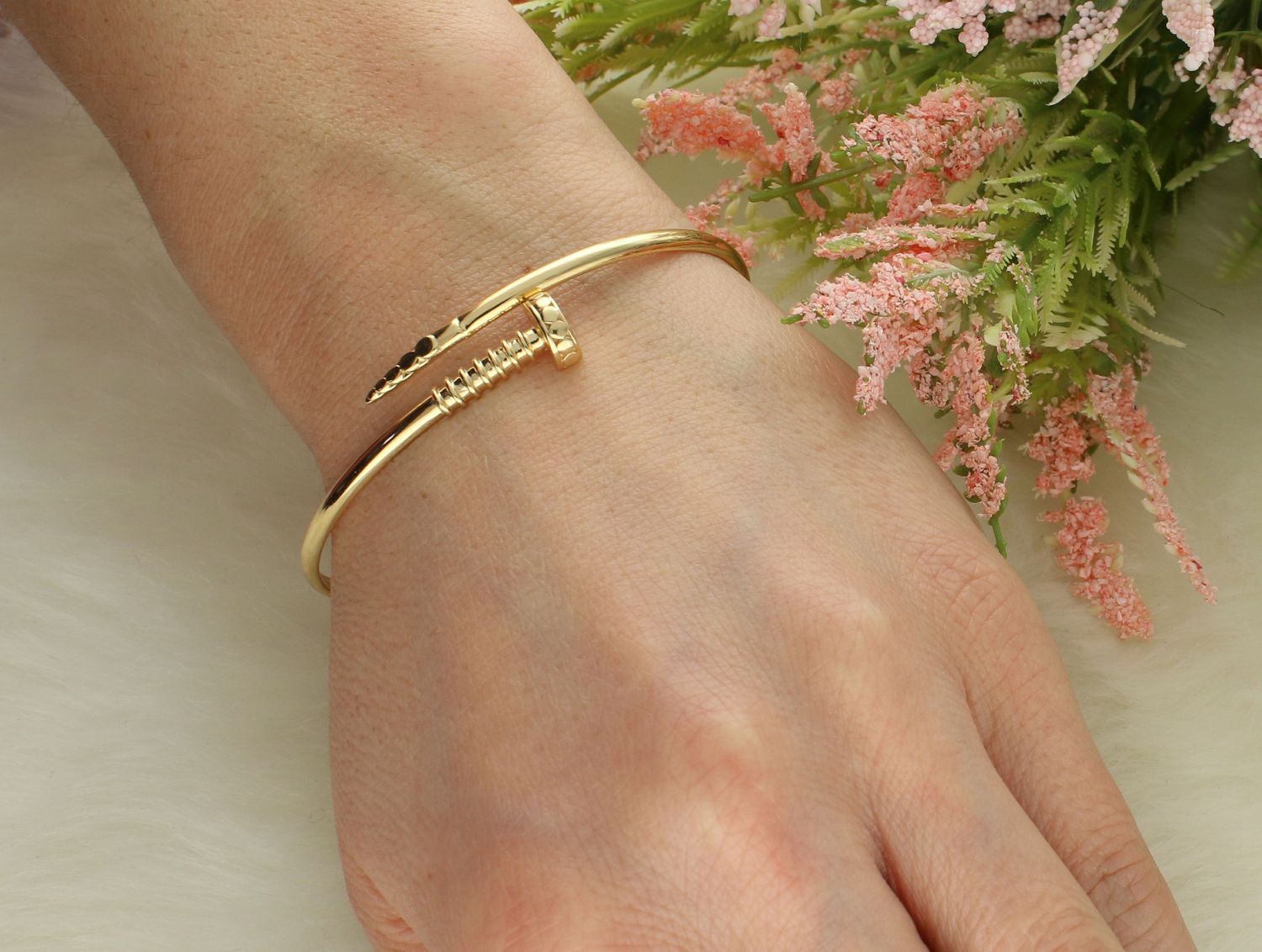 Złota bransoletka damska 585 sztywna gwóźdź BR 8054 585 Złota bransoletka wykonana z 14 karatowego żółtego złota. Bransoletka to idealny pomysł na prezent. Złota bransoletka sztywna z modnym1.jpg